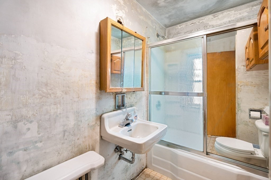 37 Maplewood Avenue Methuen, MA 01844 - Photo 13 of 21