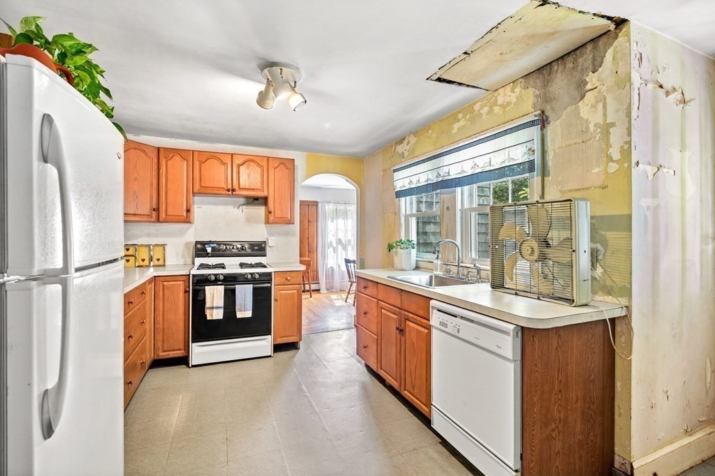 37 Maplewood Avenue Methuen, MA 01844 - Photo 7 of 21