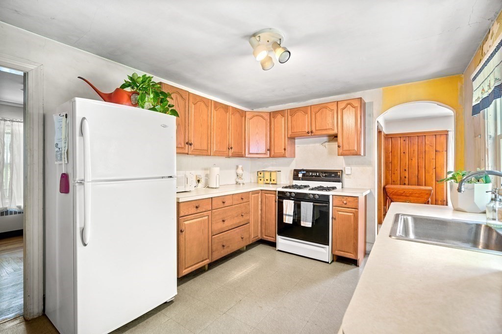 37 Maplewood Avenue Methuen, MA 01844 - Photo 8 of 21