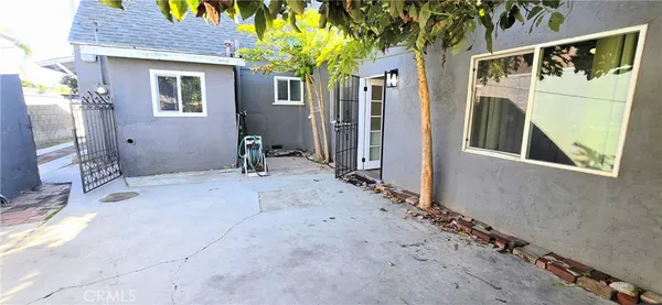 a view of entryway with a yard