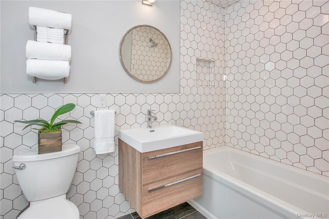 237 Tomahawk Street, Unit 3 Baldwin Place, NY 10505 - Photo 14 of 22 a bathroom with a sink toilet and a bathtub