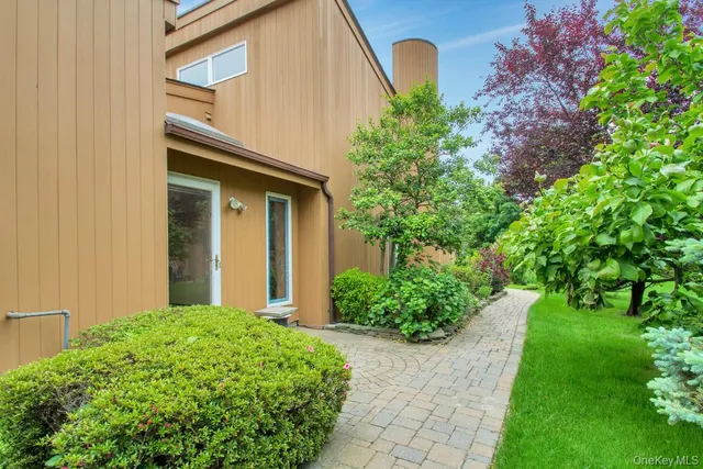 $749,000 | 84 Kristin Lane, Hauppauge, NY 11788