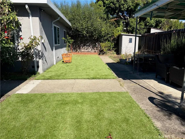 a view of back yard of the house