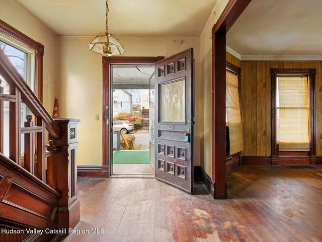 a view of entryway with livingroom