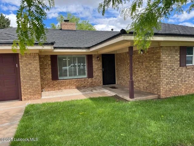 a view of front of a house with a yard