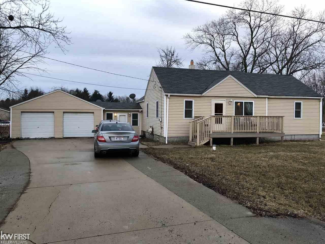 5469 West Carpenter Road Flint, MI 48504 - Photo 2 of 15 31373228-1.JPG