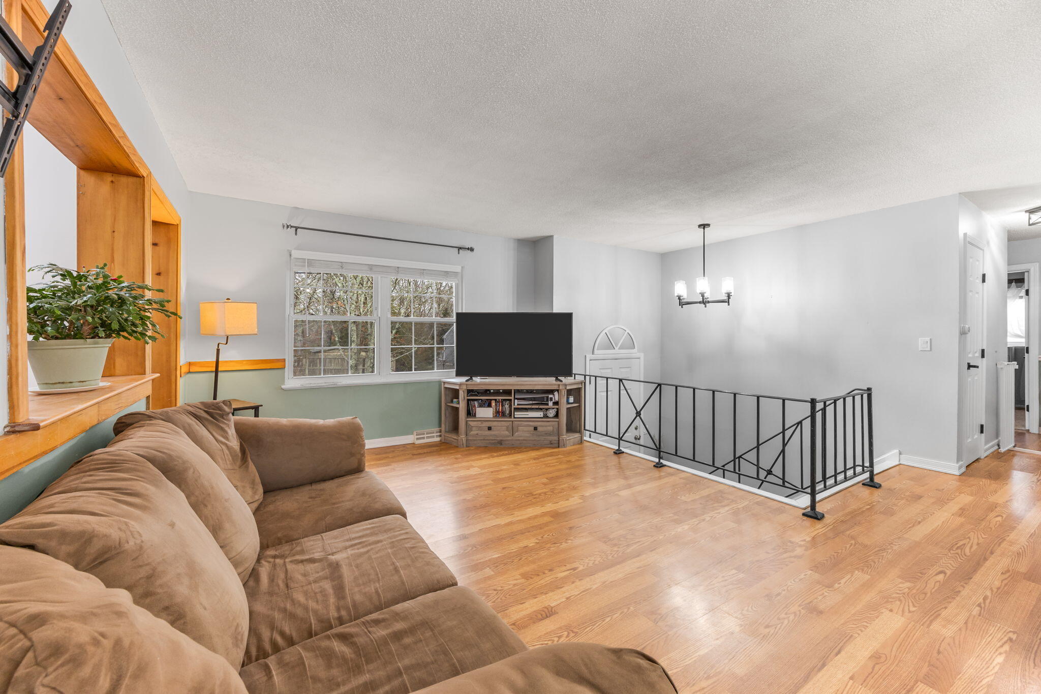 186 Walnut Street Hyannis, MA 02601 - Photo 15 of 27 Living Room