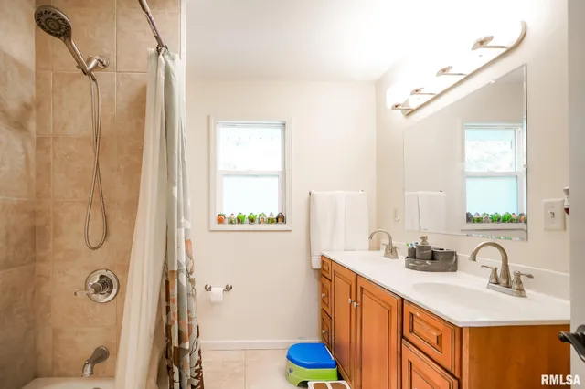 $249,900 | 209 East Northridge Lane, Peoria, IL 61614