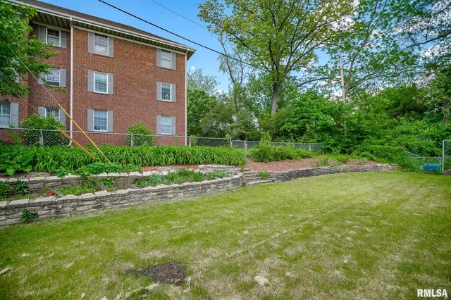 $249,900 | 209 East Northridge Lane, Peoria, IL 61614