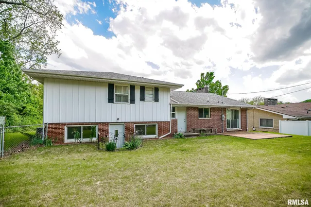 $249,900 | 209 East Northridge Lane, Peoria, IL 61614