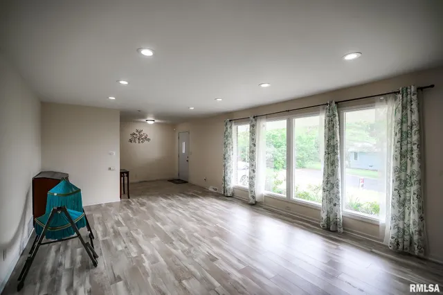 $249,900 | 209 East Northridge Lane, Peoria, IL 61614