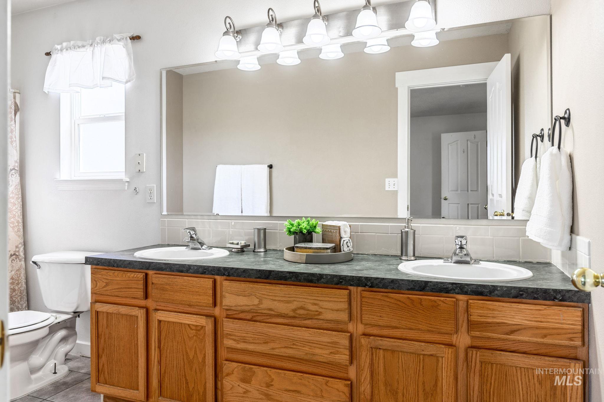 526 Cornwall Way Fruitland, ID 83619 - Photo 31 of 42 Bathroom featuring double vanity and decorative backsplash