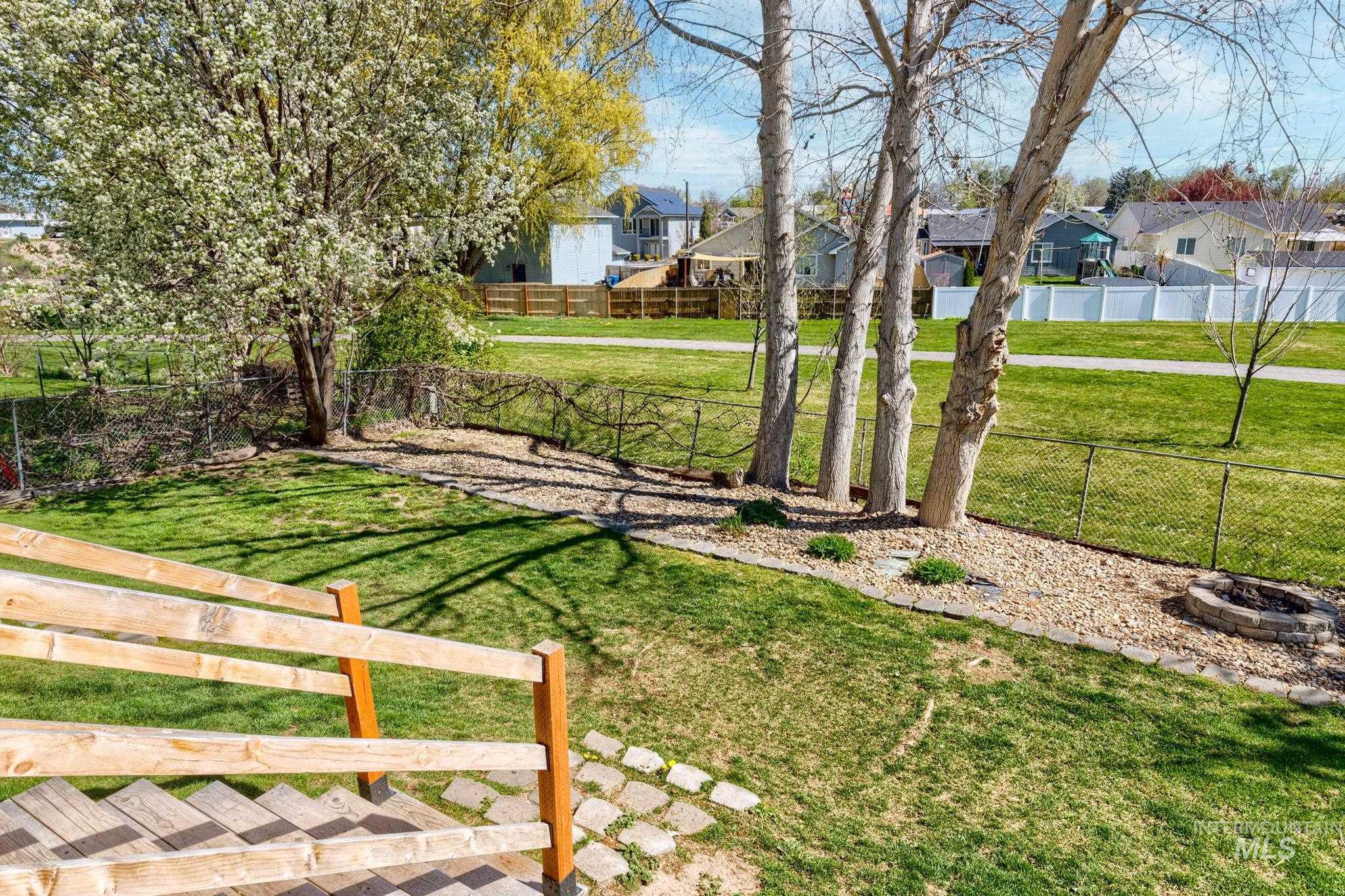 526 Cornwall Way Fruitland, ID 83619 - Photo 36 of 42 View of yard with a residential view