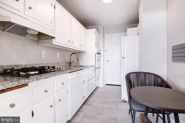 $2,200 | 10500 Rockville Pike, Unit 1214, Rockville, MD 20852