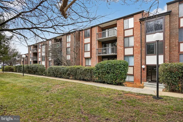 $2,480 | 9702 Kingsbridge Drive, Unit 202, Fairfax, VA 22031