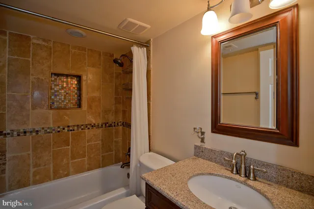 $2,480 | 9702 Kingsbridge Drive, Unit 202, Fairfax, VA 22031