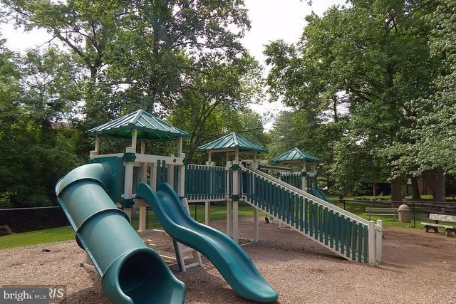 $2,480 | 9702 Kingsbridge Drive, Unit 202, Fairfax, VA 22031