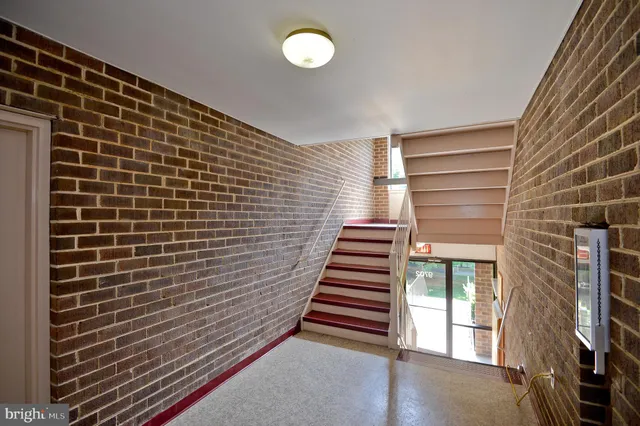 $2,480 | 9702 Kingsbridge Drive, Unit 202, Fairfax, VA 22031