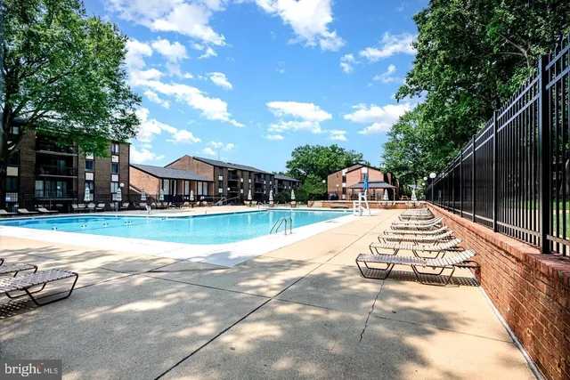 $2,350 | 9702 Kingsbridge Drive, Unit 202, Fairfax, VA 22031