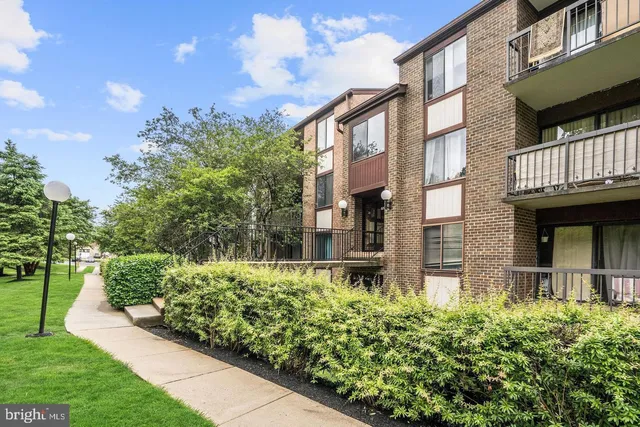 $2,480 | 9702 Kingsbridge Drive, Unit 202, Fairfax, VA 22031