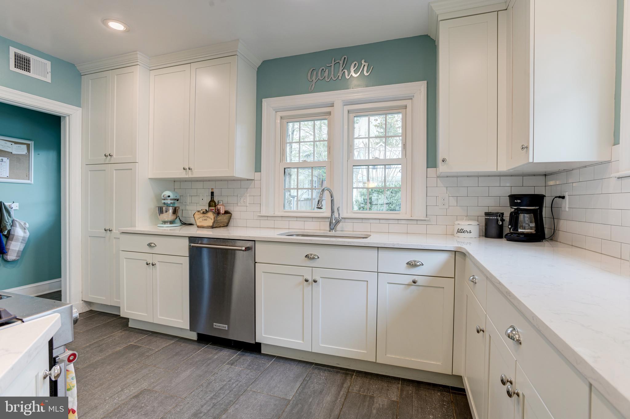520 Dunkirk Road Baltimore, MD 21212 - Photo 14 of 49 Recent kitchen. tiled floor and back splash