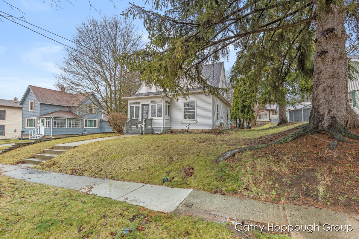 442 Jones Street Ionia, MI 48846 - Photo 2 of 20 IMG_1001