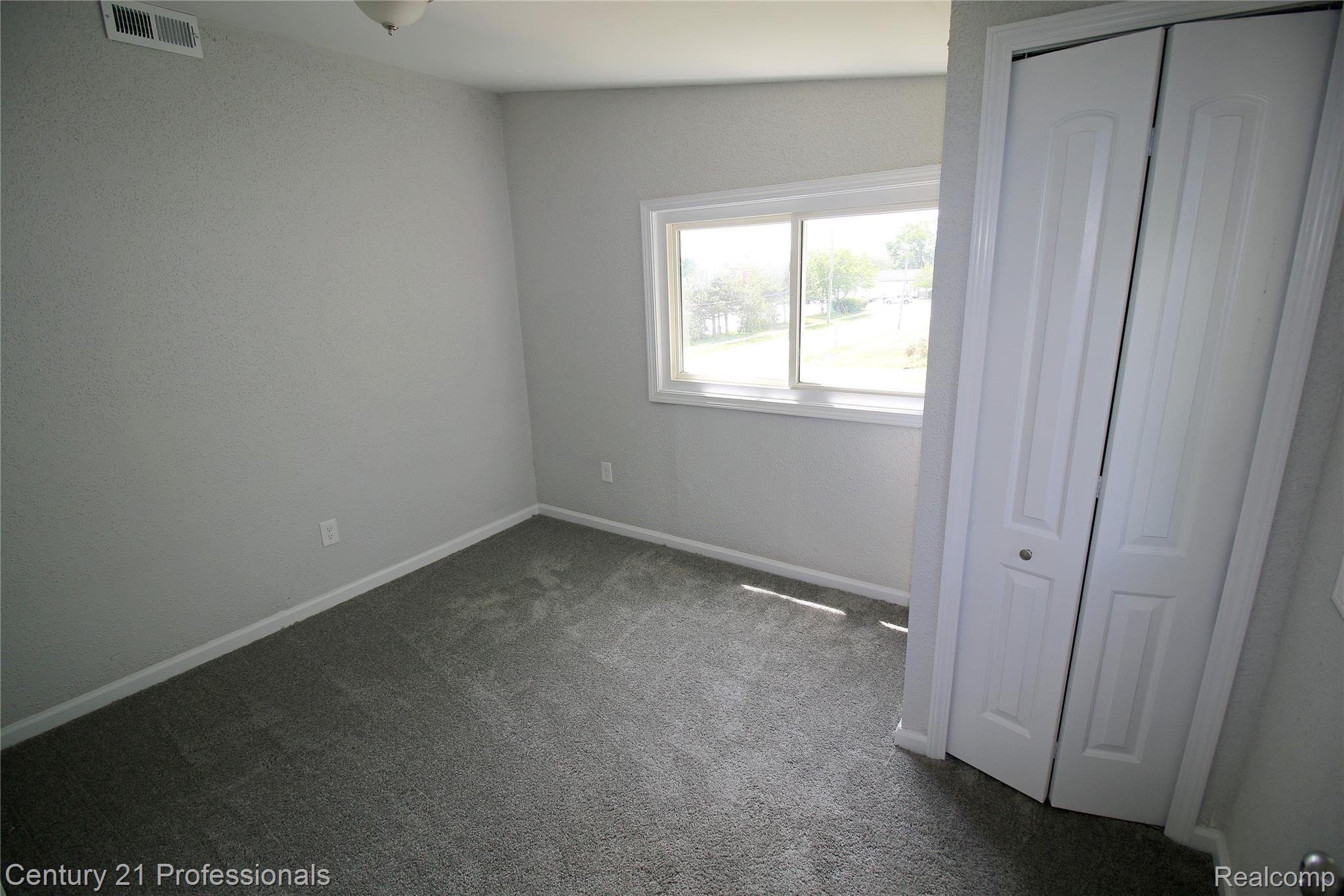 8071 Rivard Avenue Warren, MI 48089 - Photo 20 of 30 8071Rivard06JN03 (40).JPG