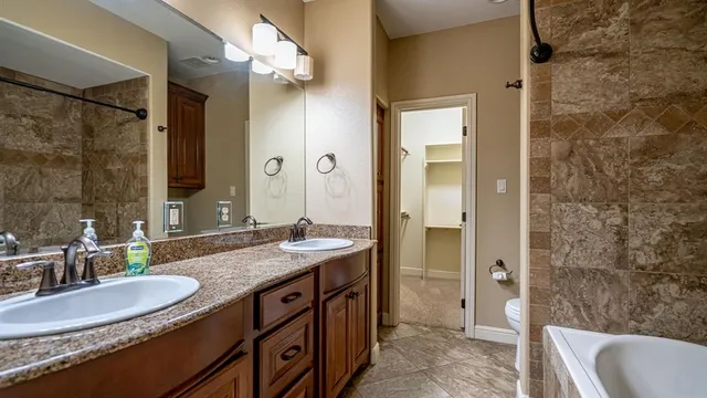 en empty room with windows and ceiling fan