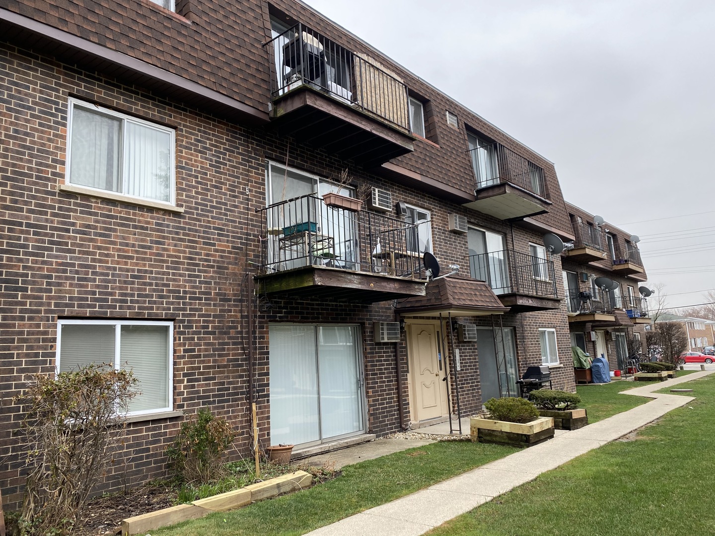 9368 Golf Road, Unit 1A Des Plaines, IL 60016 - Photo 18 of 21 a view of a building with many windows