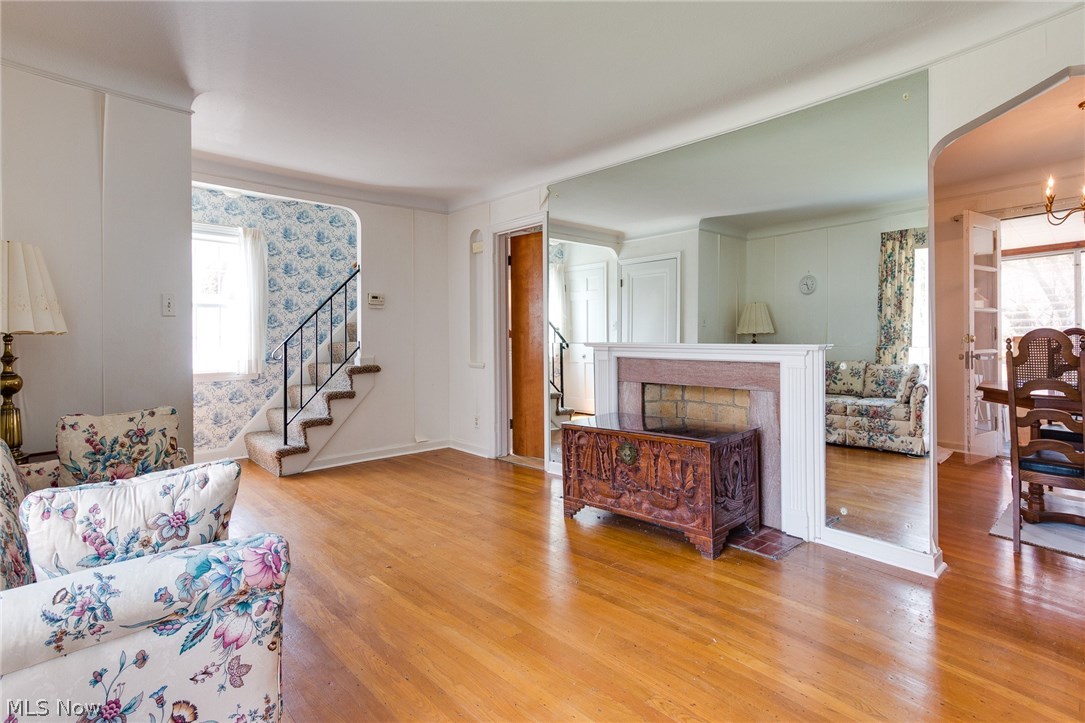 1536 Commodore Road Cleveland, OH 44124 - Photo 2 of 15