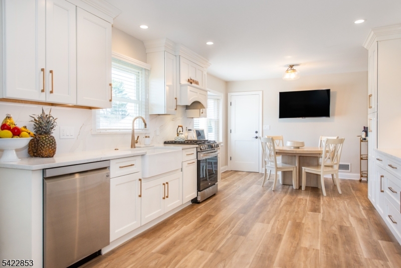 15 Green Meadows Road Fairfield, NJ 07004 - Photo 5 of 50