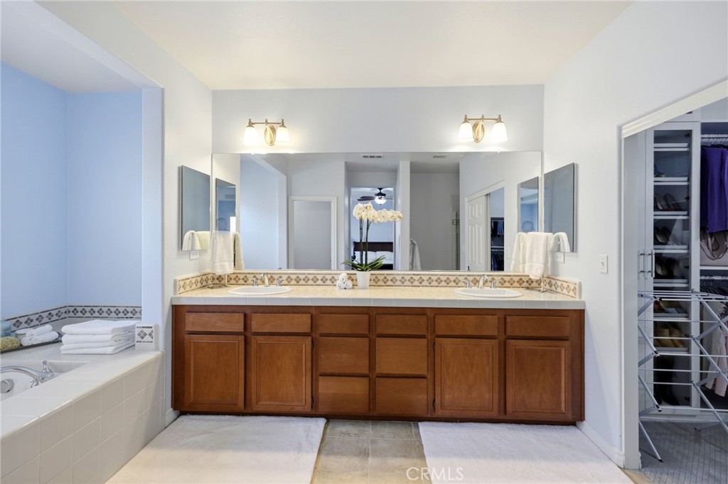 17213 Noble View Circle Riverside, CA 92503 - Photo 20 of 52 Primary Bathroom