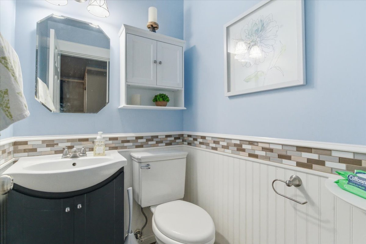 2105 Sprucewood Lane Lindenhurst, IL 60046 - Photo 14 of 37 a bathroom with a toilet sink and mirror