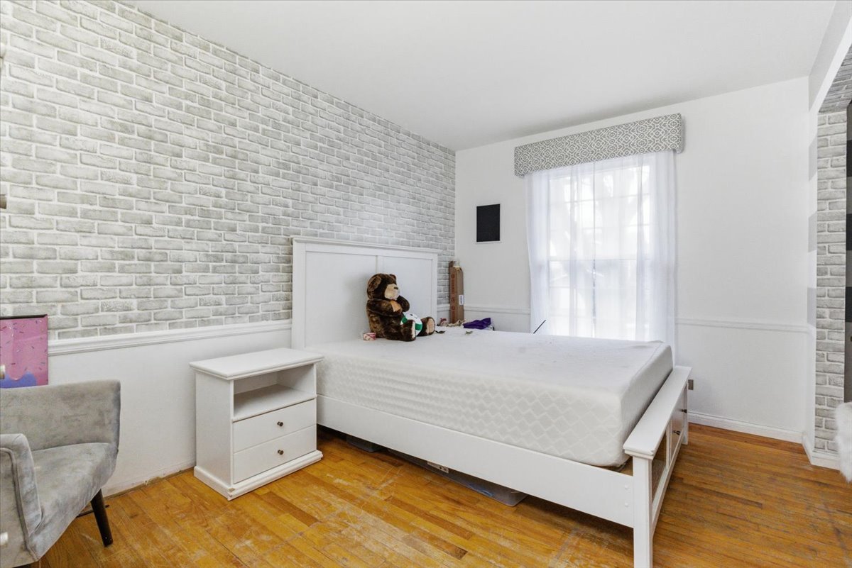 2105 Sprucewood Lane Lindenhurst, IL 60046 - Photo 15 of 37 a bedroom with a bed and a windows