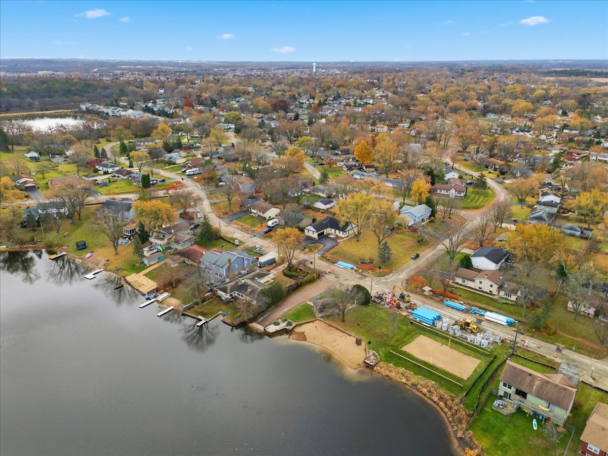 2105 Sprucewood Lane Lindenhurst, IL 60046 - Photo 30 of 37 an aerial view of residential building with parking space