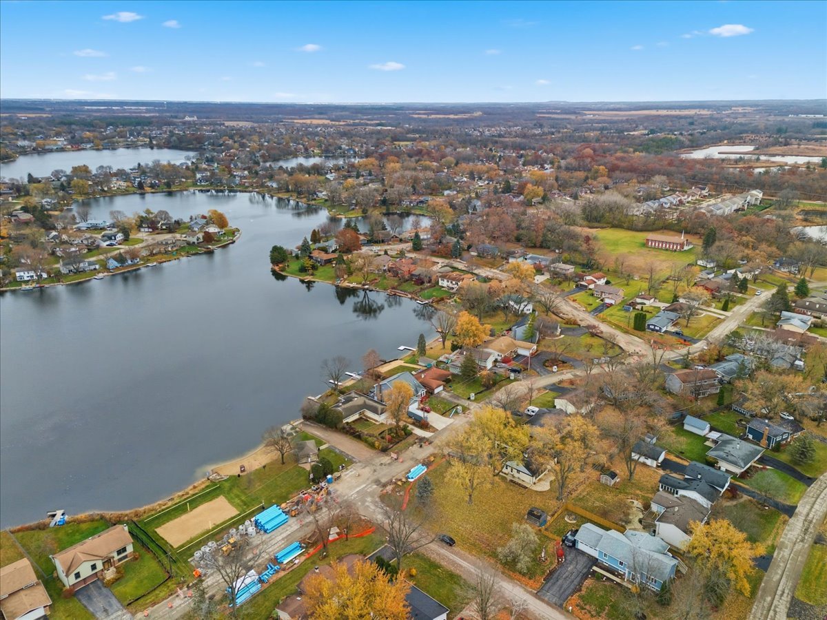 2105 Sprucewood Lane Lindenhurst, IL 60046 - Photo 35 of 37 an aerial view of a house with a lake view
