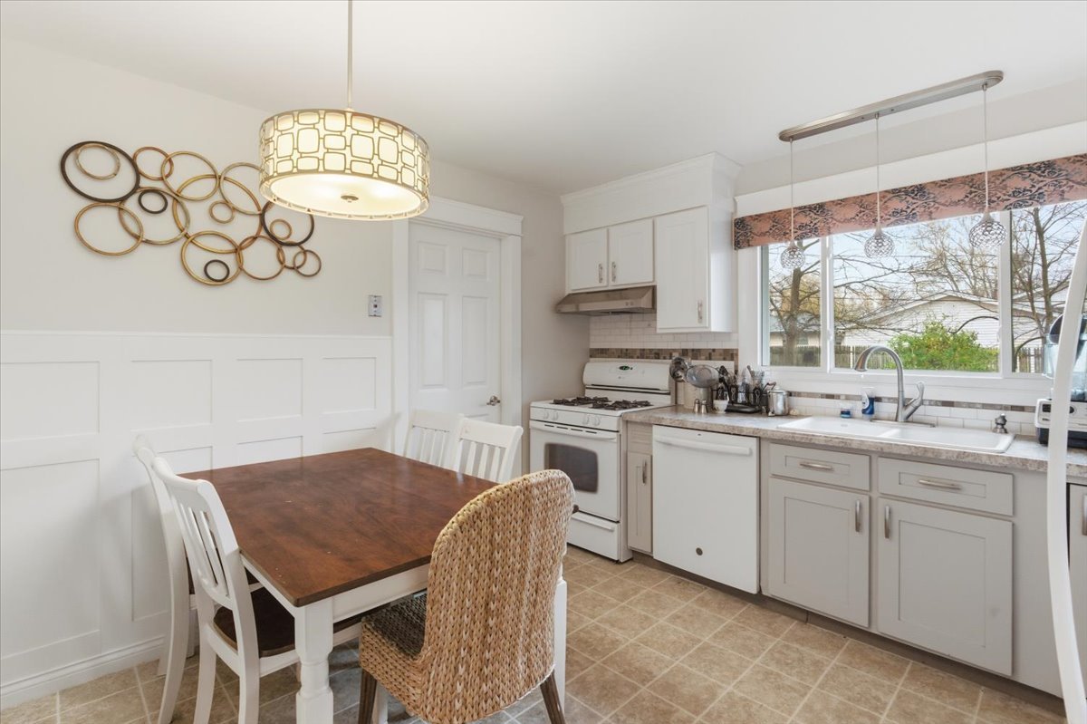 2105 Sprucewood Lane Lindenhurst, IL 60046 - Photo 10 of 37 a kitchen with a table chairs sink and cabinets