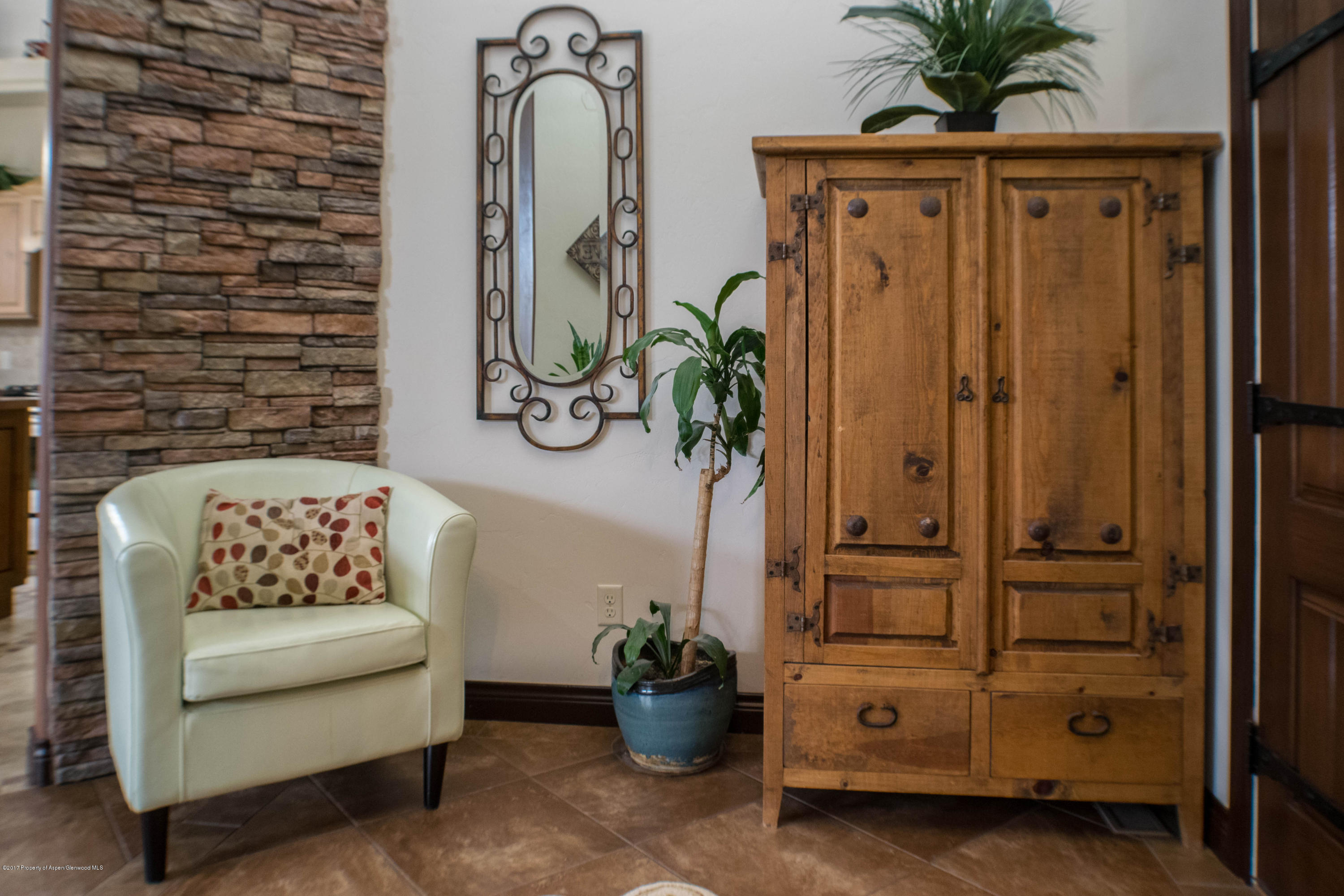 1690 8 Road Mack, CO 81525 - Photo 4 of 37 a living room with furniture and a potted plant