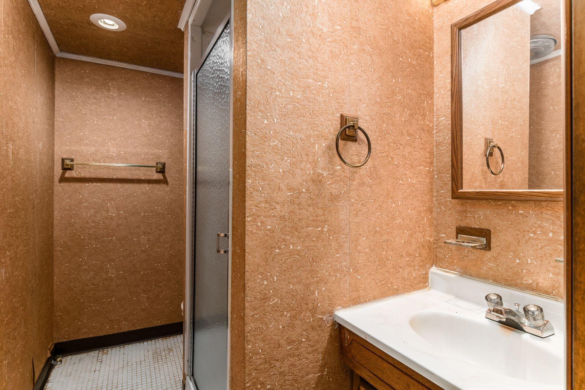 146 South Cassingham Road Bexley, OH 43209 - Photo 31 of 46 LL Full Bathroom