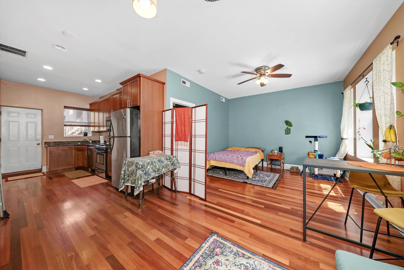 5342 North Winthrop Avenue, Unit 2E Chicago, IL 60640 - Photo 4 of 8 a living room with furniture and wooden floor
