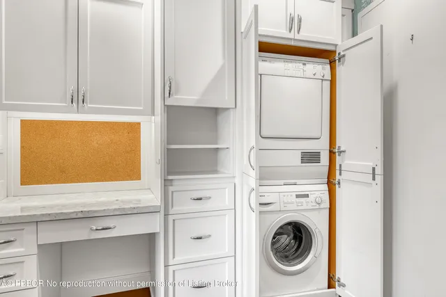 a close up view of a washer and dryer