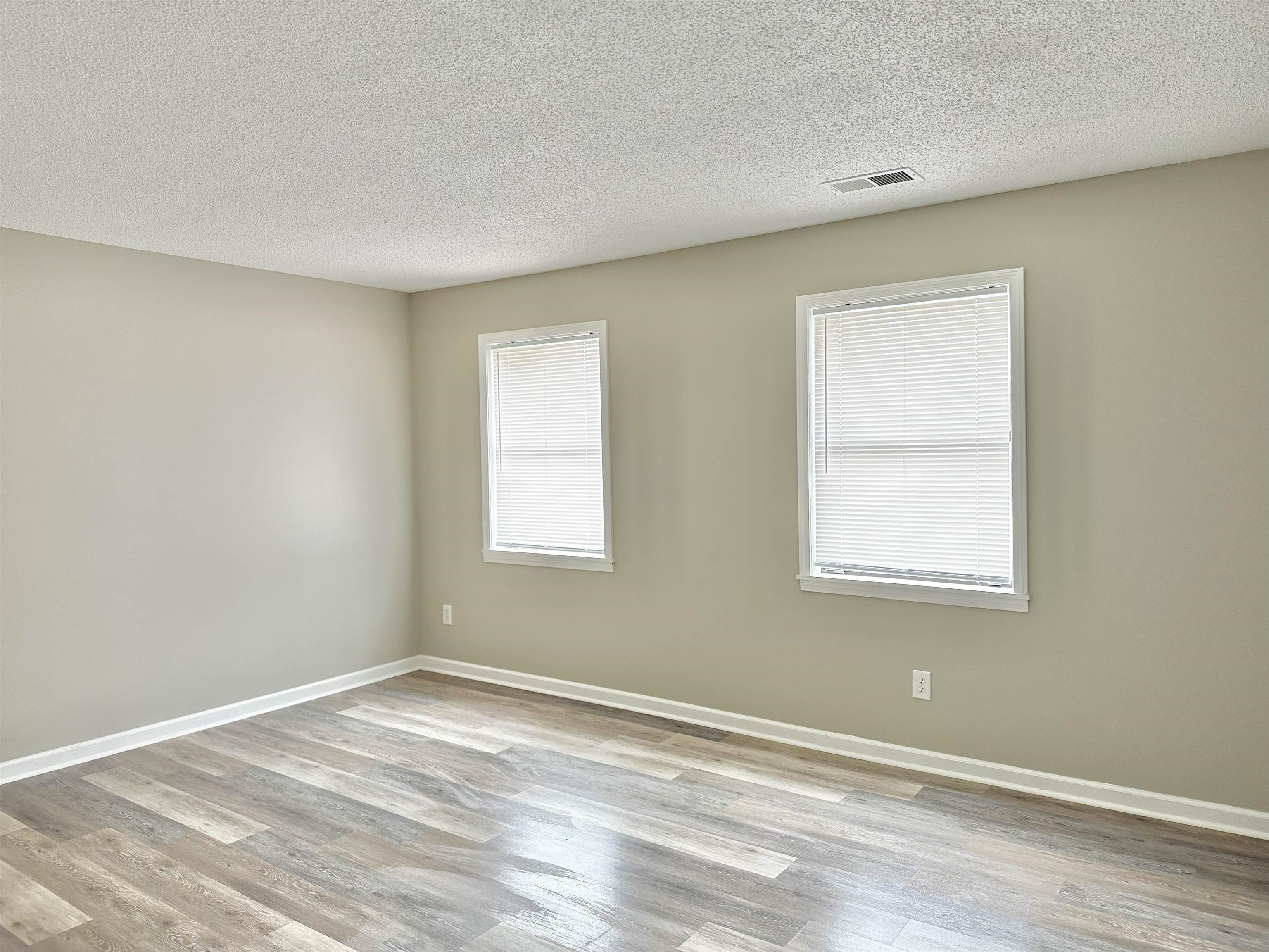4376 Coleman Road Memphis, TN 38128 - Photo 7 of 21 an empty room with a window