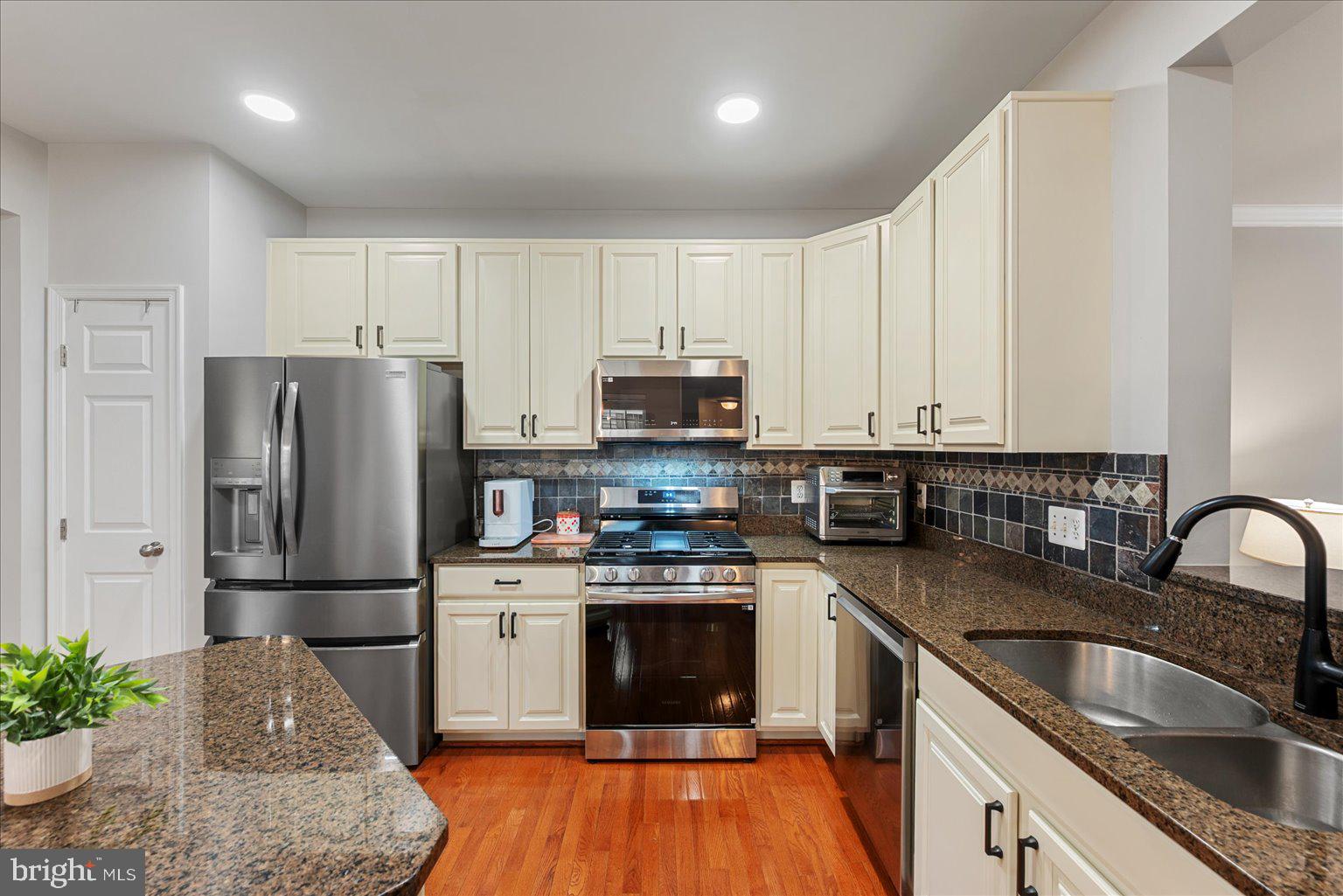 12761 Stone Lined Circle Lake Ridge, VA 22192 - Photo 5 of 24