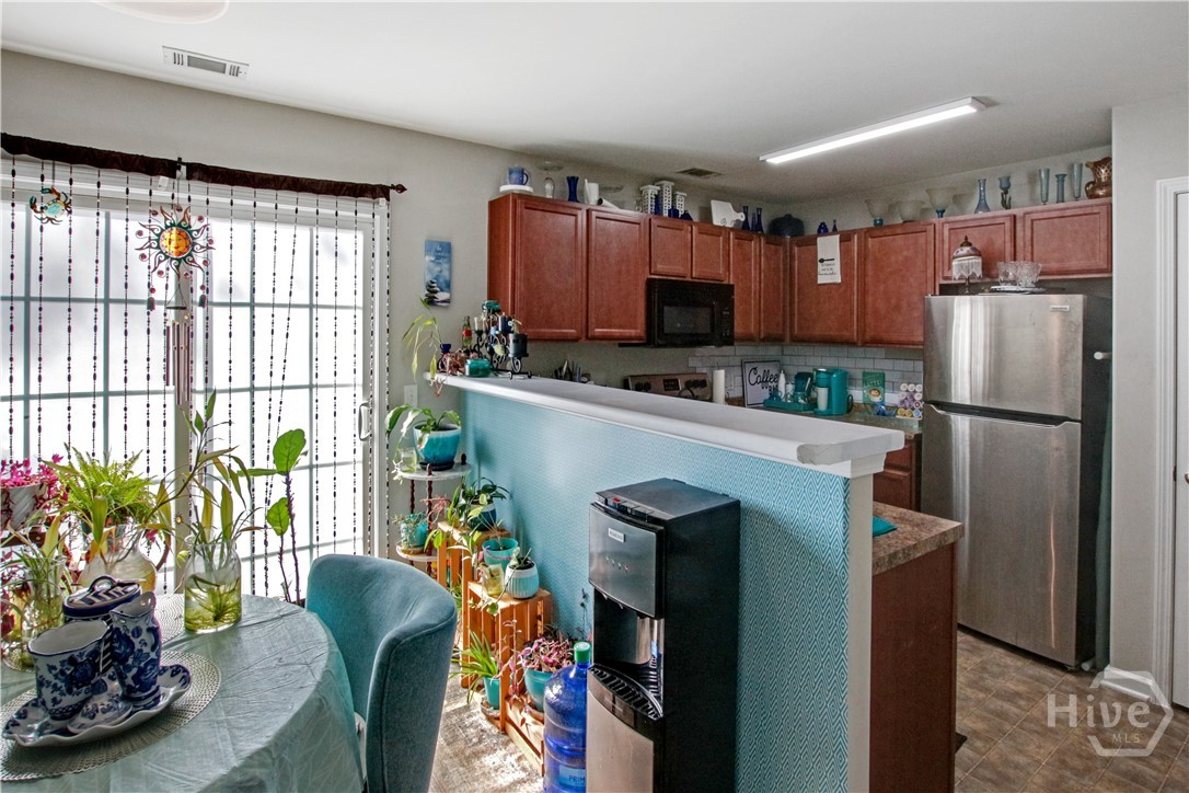 24 Transom Road Port Wentworth, GA 31407 - Photo 11 of 20 Eat-In Area and Kitchen with Peninsula Bar