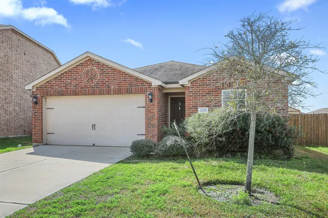 a view of a house with backyard and garden