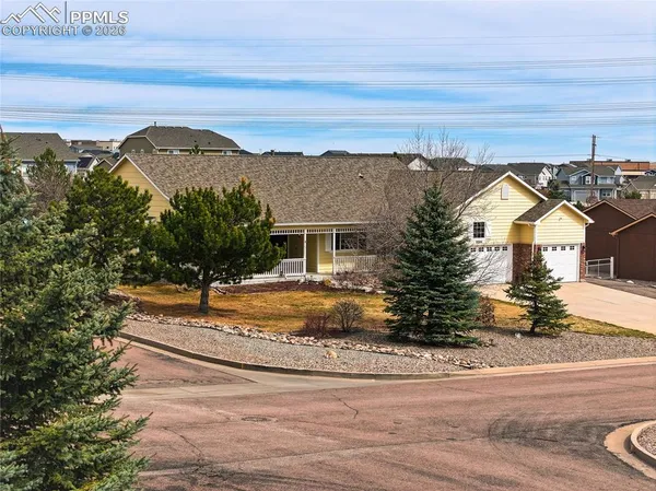 a view of houses with sky view