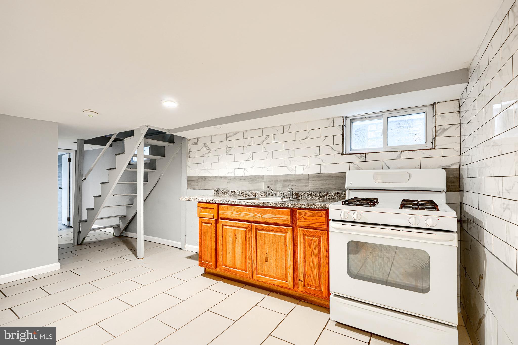 619 North Point Road Baltimore, MD 21224 - Photo 47 of 68 Gas stove