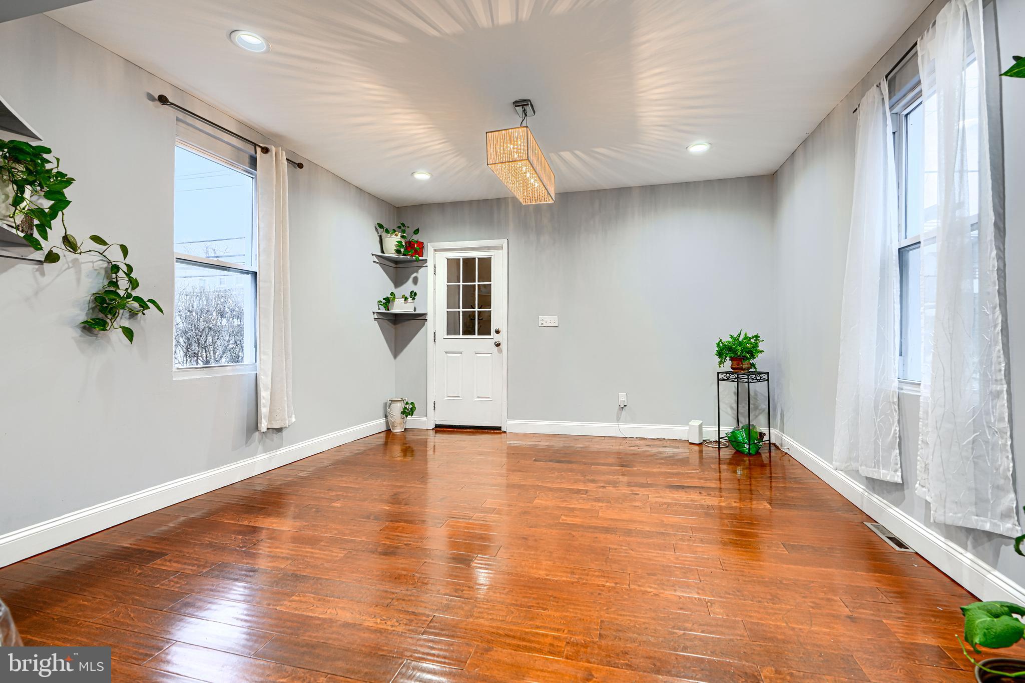 619 North Point Road Baltimore, MD 21224 - Photo 5 of 68 Living room