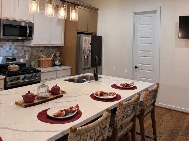 $2,900 | 90 Burress Street, Houston, TX 77022