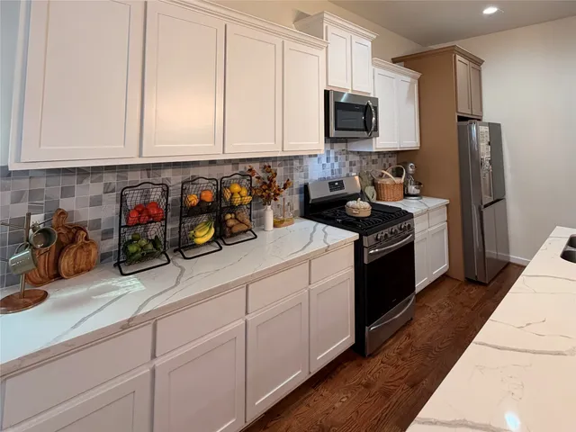 $2,900 | 90 Burress Street, Houston, TX 77022